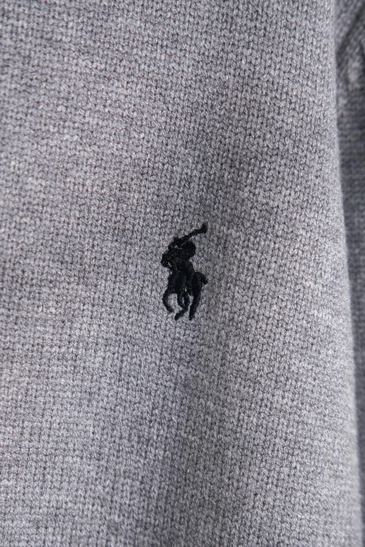 P230 Style number: Y258 Ralph Lauren POLO twist button open-chest sweater is a limited edition every year. There won’t be many styles in the store! Ralph Lauren men's half-button sweater. The shape is really nice. It can be worn alone or as a coat. It can be worn outside the inner layer. It is versatile and looks good. Tag, hanging grain, washable, packaging bag, full set of accessories. The appearance is quite high. The workmanship is super exquisite. Color: navy, gray, apricot, navy. Size: S M L XL